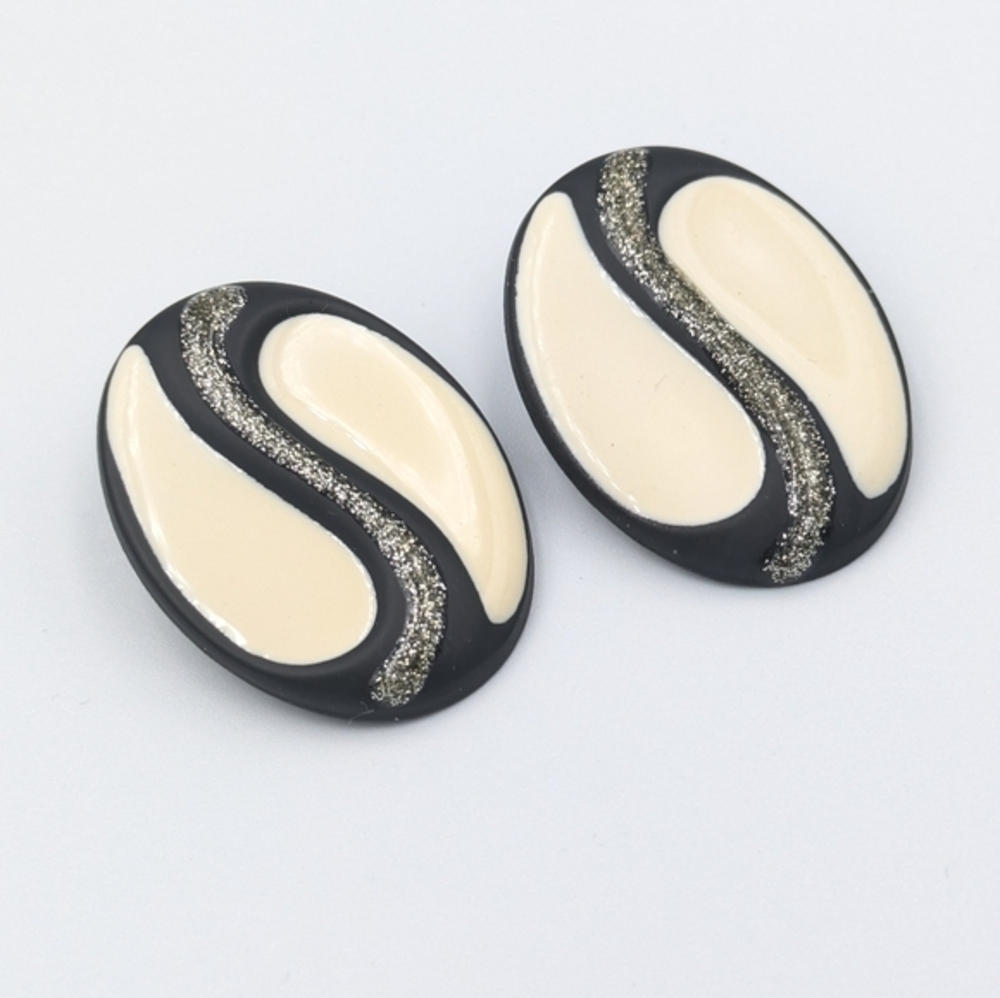 5/25$  Retro large black cream and glitter oval stud earrings